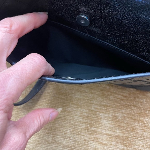 Tory Burch small black leather cross body bag with adjustable strap - Picture 8 of 12